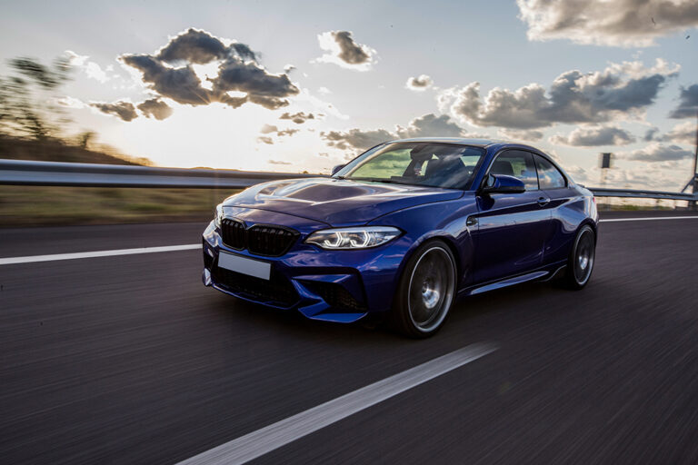 coche-sedan-azul-carretera-clima-nublado - copia