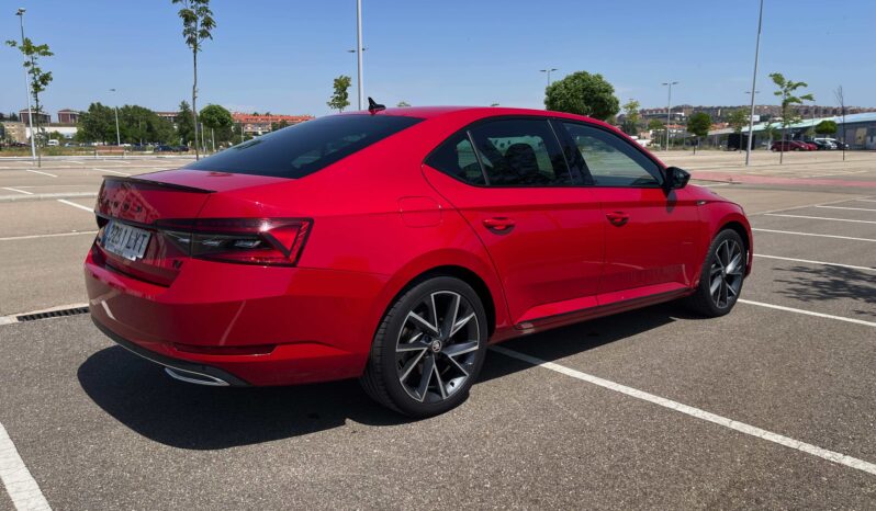 
								Skoda SuperB Hibrido enchufable 2022 completo									