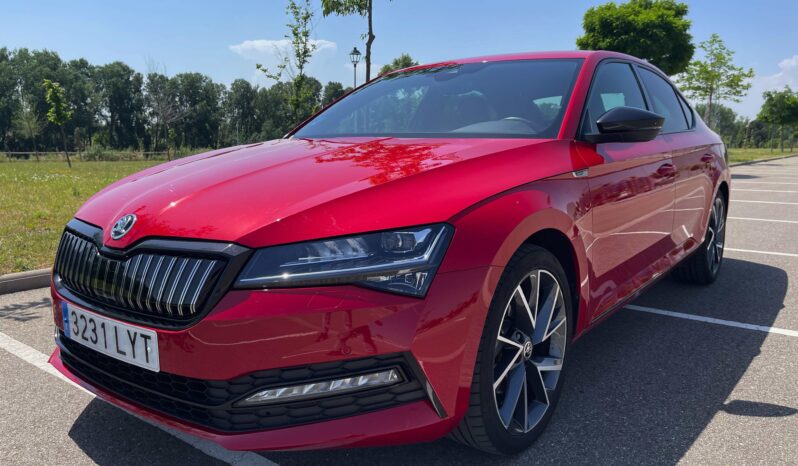 
								Skoda SuperB Hibrido enchufable 2022 completo									