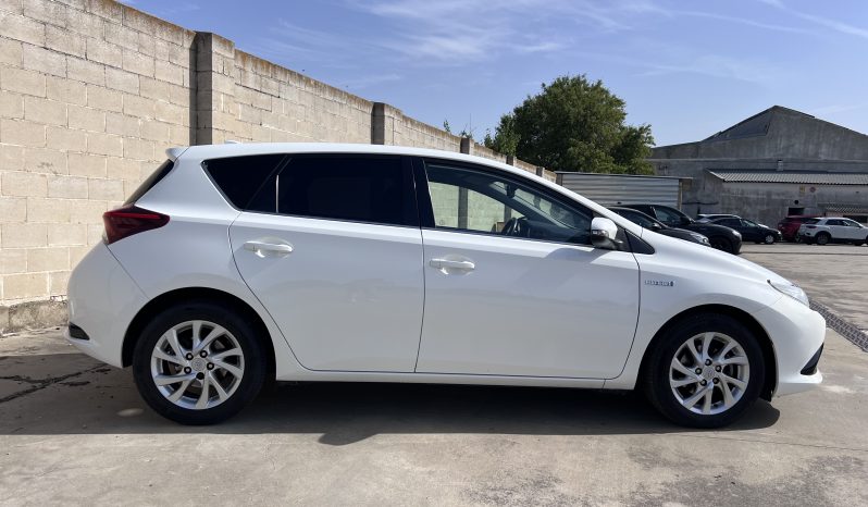
								TOYOTA AURIS HYBRID 140H BUSINESS completo									