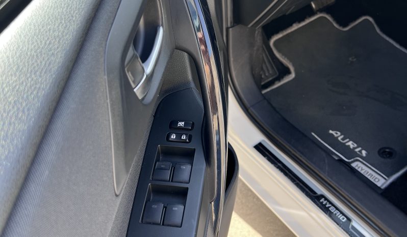 
								TOYOTA AURIS HYBRID 140H BUSINESS completo									