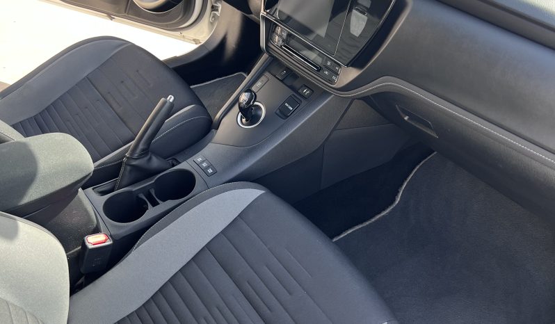 
								TOYOTA AURIS HYBRID 140H BUSINESS completo									