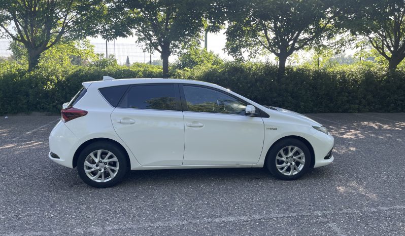 
								TOYOTA AURIS HYBRID 140H BUSINESS completo									