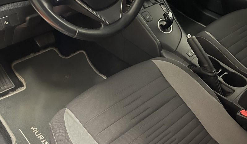 
								TOYOTA AURIS HYBRID 140H BUSINESS completo									