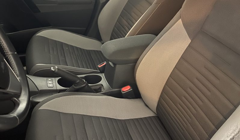 
								TOYOTA AURIS HYBRID 140H BUSINESS completo									
