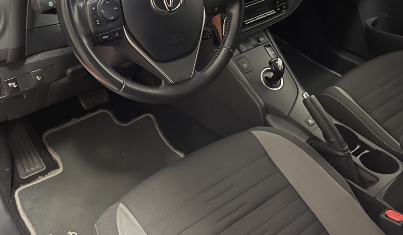 
								TOYOTA AURIS HYBRID 140H BUSINESS completo									