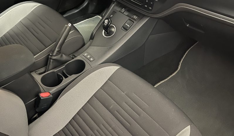 
								TOYOTA AURIS HYBRID 140H BUSINESS completo									
